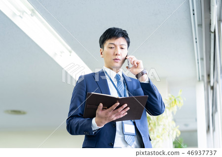 叫一個年輕商人的男性僱員 46937737