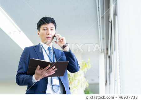 叫一個年輕商人的男性僱員 46937738