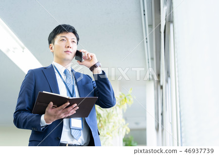 叫一個年輕商人的男性僱員 46937739