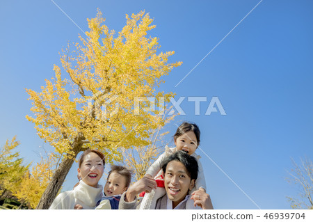四個人在秋天公園玩 四個人在秋天公園玩 46939704