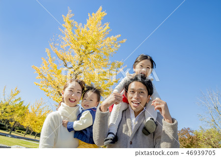 四個人在秋天公園玩 四個人在秋天公園玩 46939705