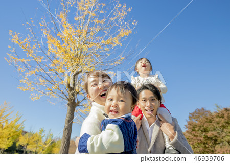 四個人在秋天公園玩 四個人在秋天公園玩 46939706