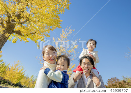 四個人在秋天公園玩 四個人在秋天公園玩 46939707