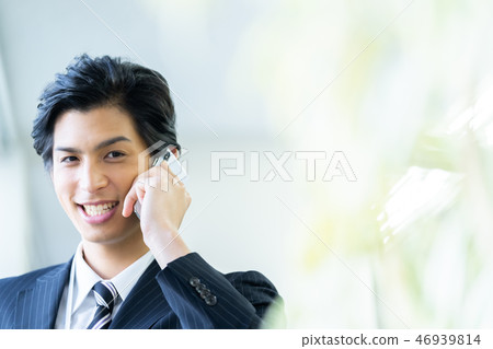 叫一個年輕商人的男性僱員 46939814