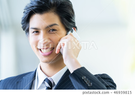 叫一個年輕商人的男性僱員 叫一個年輕商人的男性僱員 46939815