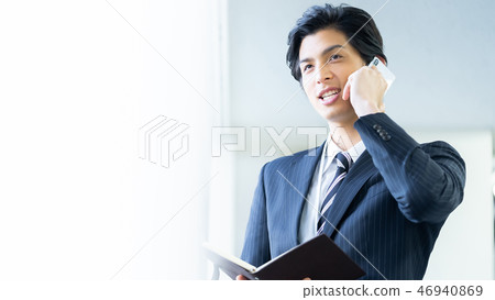 叫一個年輕商人的男性僱員 叫一個年輕商人的男性僱員 46940869