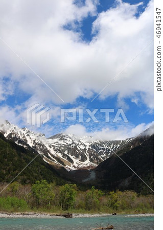 Kamikochi山的Hodaka山的美麗的雪新鮮綠色的風景 Kamikochi山的Hodaka山的美麗的雪新鮮綠色的風景 46941547