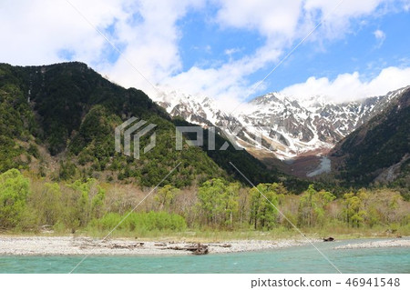 在春天高地的美好的多雪的穗高山脈風景 在春天高地的美好的多雪的穗高山脈風景 46941548