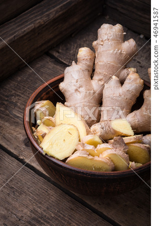 Whole and sliced ginger 46941587