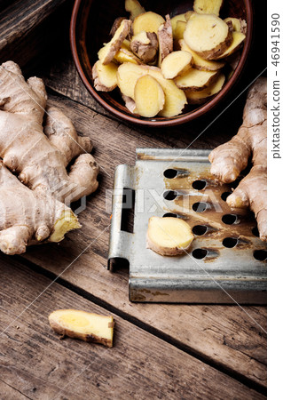Whole and sliced ginger Whole and sliced ginger 46941590