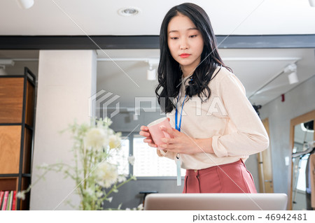 女實業家,辦公室工作者,會議,女實業家,年輕人,女商人,公告,報告,偶然 女實業家,辦公室工作者,會議,女實業家,年輕人,女商人,公告,報告,偶然 46942481