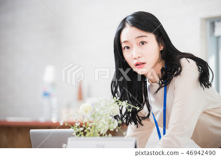 女實業家，辦公室工作者，會議，女實業家，年輕人，女商人，公告，報告，偶然 46942490