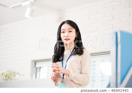 女實業家,辦公室工作者,會議,女實業家,年輕人,女商人,公告,報告,偶然 女實業家,辦公室工作者,會議,女實業家,年輕人,女商人,公告,報告,偶然 46942491