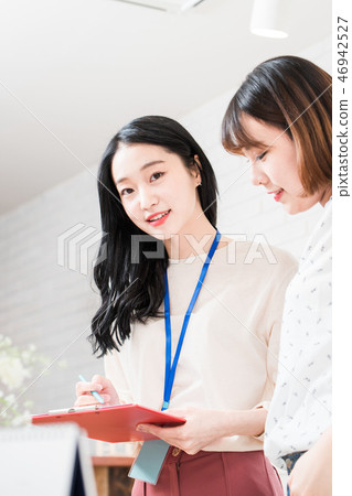 女實業家，辦公室工作者，會議，女實業家，年輕人，女商人，公告，報告，偶然 46942527