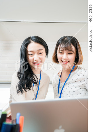 女實業家,辦公室工作者,會議,女實業家,年輕人,女商人,公告,報告,偶然 女實業家,辦公室工作者,會議,女實業家,年輕人,女商人,公告,報告,偶然 46942536