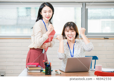 女實業家,辦公室工作者,會議,女實業家,年輕人,女商人,公告,報告,偶然 女實業家,辦公室工作者,會議,女實業家,年輕人,女商人,公告,報告,偶然 46942550