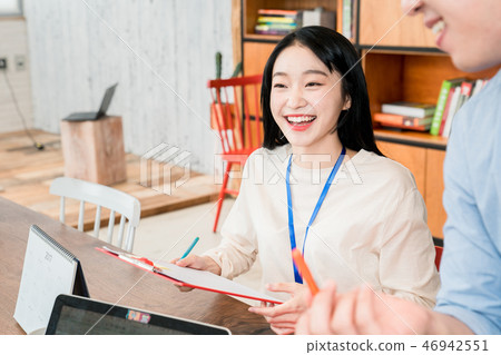 女實業家,辦公室工作者,會議,女實業家,年輕人,女商人,公告,報告,偶然 女實業家,辦公室工作者,會議,女實業家,年輕人,女商人,公告,報告,偶然 46942551