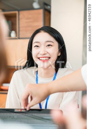 女實業家,辦公室工作者,會議,女實業家,年輕人,女商人,公告,報告,偶然 女實業家,辦公室工作者,會議,女實業家,年輕人,女商人,公告,報告,偶然 46942559
