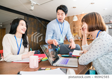 Businesswoman, office worker, meeting, businesswoman, young, business woman, announcement, reporting, casual Businesswoman, office worker, meeting, businesswoman, young, business woman, announcement, reporting, casual 46942565