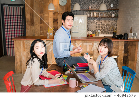 Businesswoman, office worker, meeting, businesswoman, young, business woman, announcement, reporting, casual Businesswoman, office worker, meeting, businesswoman, young, business woman, announcement, reporting, casual 46942579