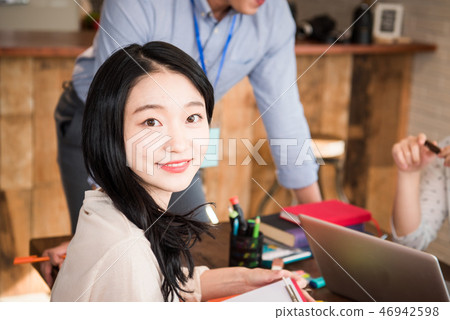 女實業家,辦公室工作者,會議,女實業家,年輕人,女商人,公告,報告,偶然 女實業家,辦公室工作者,會議,女實業家,年輕人,女商人,公告,報告,偶然 46942598