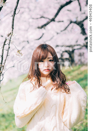 Cherries with women Cherries with women 46943408