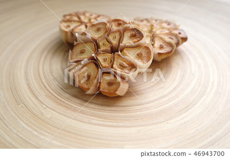 Roaste garlic cut in half, Slice close-up 46943700