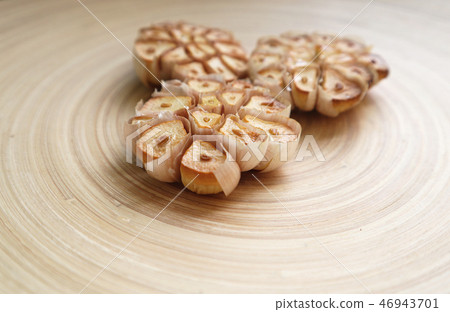 garlic, Head of garlic cut in half, Slice close-up garlic, Head of garlic cut in half, Slice close-up 46943701