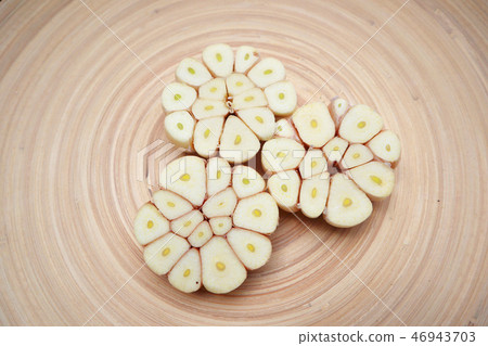 garlic, Head of garlic cut in half, Slice close-up garlic, Head of garlic cut in half, Slice close-up 46943703