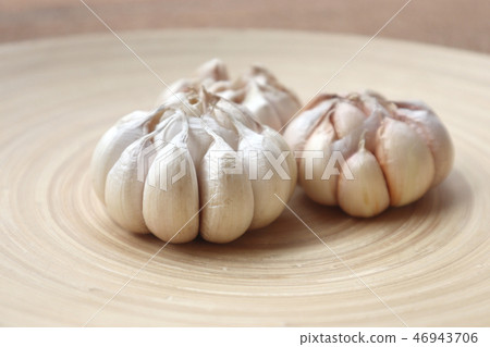 garlic, Head of garlic cut in half, close-up 46943706