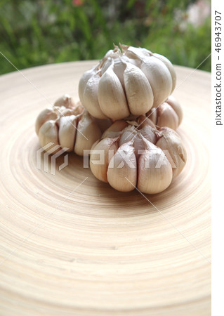 garlic, Head of garlic cut in half, close-up garlic, Head of garlic cut in half, close-up 46943707
