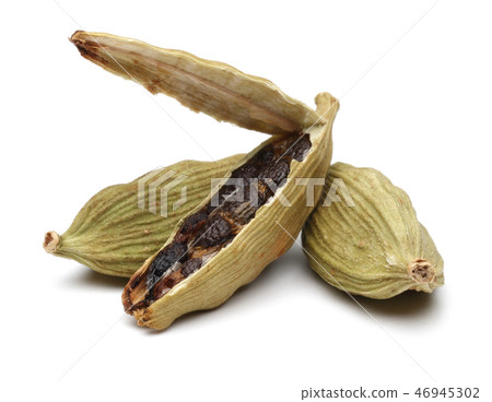 Green cardamom pods and seeds on white background Green cardamom pods and seeds on white background 46945302