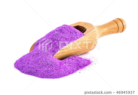 Taro powder in scoop on white background 46945937