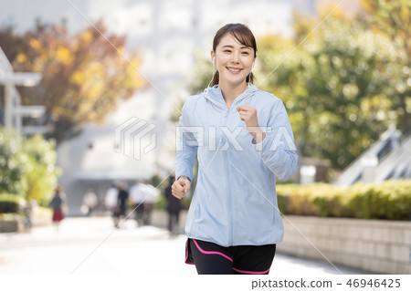 跑步的小姐城市連續圖像 46946425
