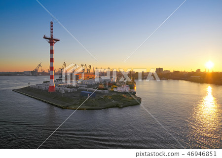 View of the sunset at the port with the mast View of the sunset at the port with the mast 46946851