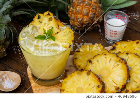 Pineapple juice and pineapple slices Pineapple juice and pineapple slices 46948696