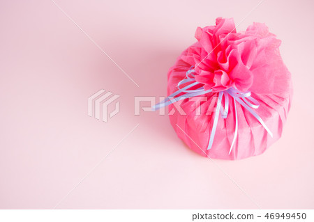 Opera Pink Gift Wrapping Opera Pink Gift Wrapping 46949450