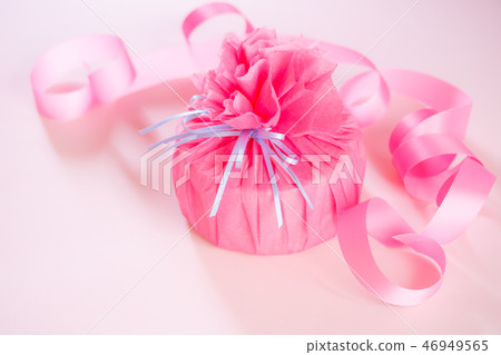 Opera Pink Gift Wrapping Opera Pink Gift Wrapping 46949565