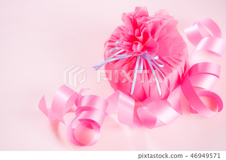 Opera Pink Gift Wrapping Opera Pink Gift Wrapping 46949571