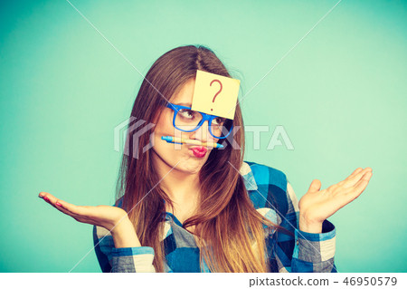 Thinking woman with big eyeglasses and light bulb 46950579