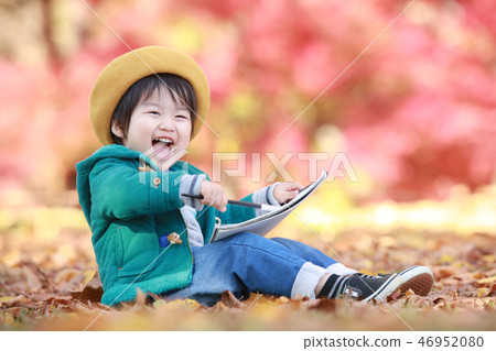 畫一幅畫的男孩 46952080