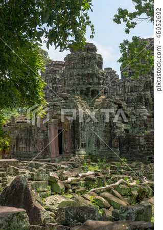 Banteay Kdei rear entrance framed by trees 46952692