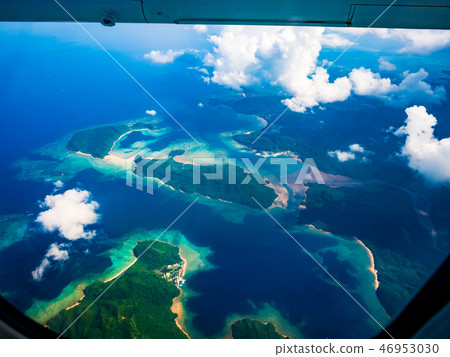 從飛機看見的Iriomote海島小船浮動村莊 從飛機看見的Iriomote海島小船浮動村莊 46953030