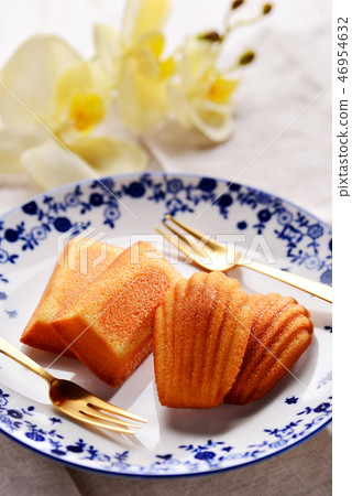 Madeleine and Financier Madeleine and Financier 46954632