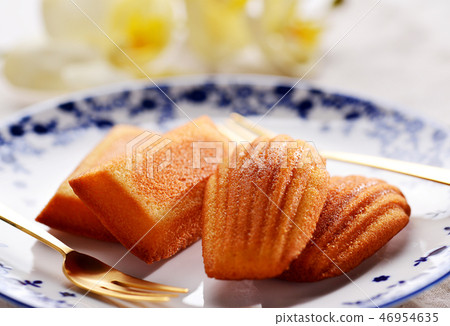 Madeleine and Financier Madeleine and Financier 46954635