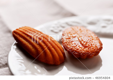 Madeleine Madeleine 46954804
