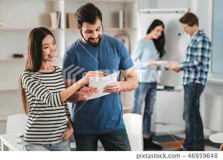 Woman wearing black and white shirt talking to her assistant Woman wearing black and white shirt talking to her assistant 46959648