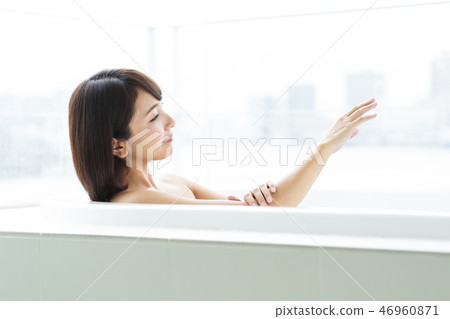 婦女沐浴浴秀麗秀麗生活方式 婦女沐浴浴秀麗秀麗生活方式 46960871