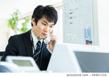 書桌工作企業圖像的男性辦公室工作者 46961158