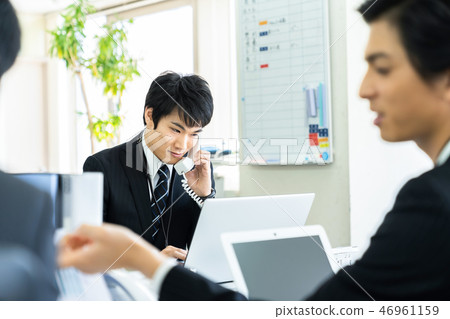 書桌工作企業圖像的男性辦公室工作者 46961159